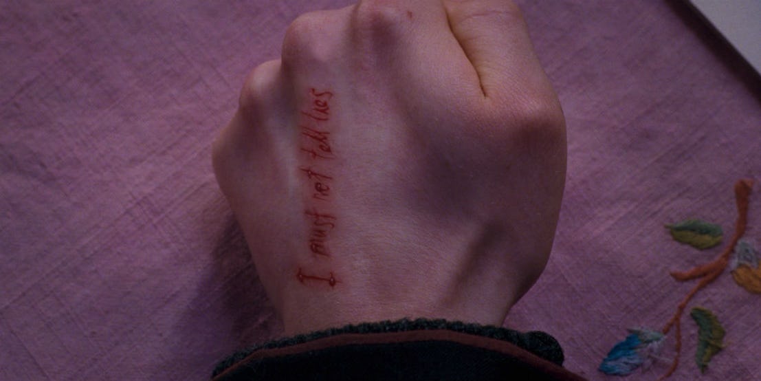No es la única cicatriz significativa, también tiene una en la mano derecha por cortesía de Dolores Umbridge que dice: “No debo decir mentiras”